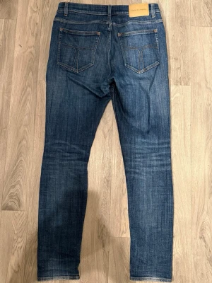 Tiger of Sweden Evolve Jeans Blå W31 L32 - Blåa Tiger of Sweden Evolve jeans i fint skick i storlek W31/L32. Mått - Midja: 41cm, Benlängd: 105cm. Modellen är 185cm & 63kg. Hör av dig vid funderingar!🤩