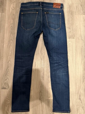 Lee Luke Jeans Mörkblå W31 L32 - Mörkblåa Lee Luke Jeans i mycket fint skick i storlek W31/L32. Mått - Midja: 43cm, Benlängd: 106cm. Modellen är 185cm & 63kg. Hör av dig vid funderingar!🤩