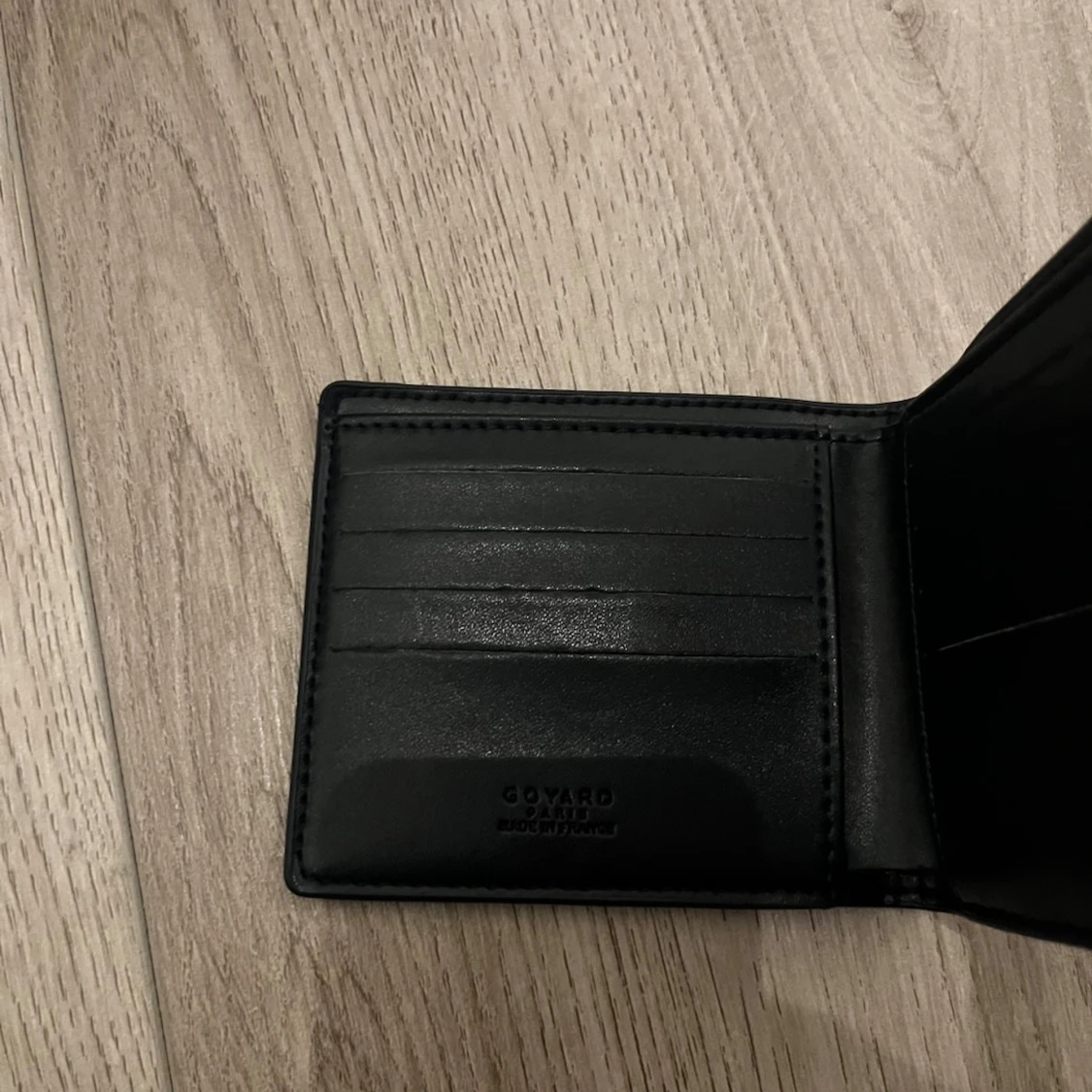 Svart G plånbok med mönster - 2