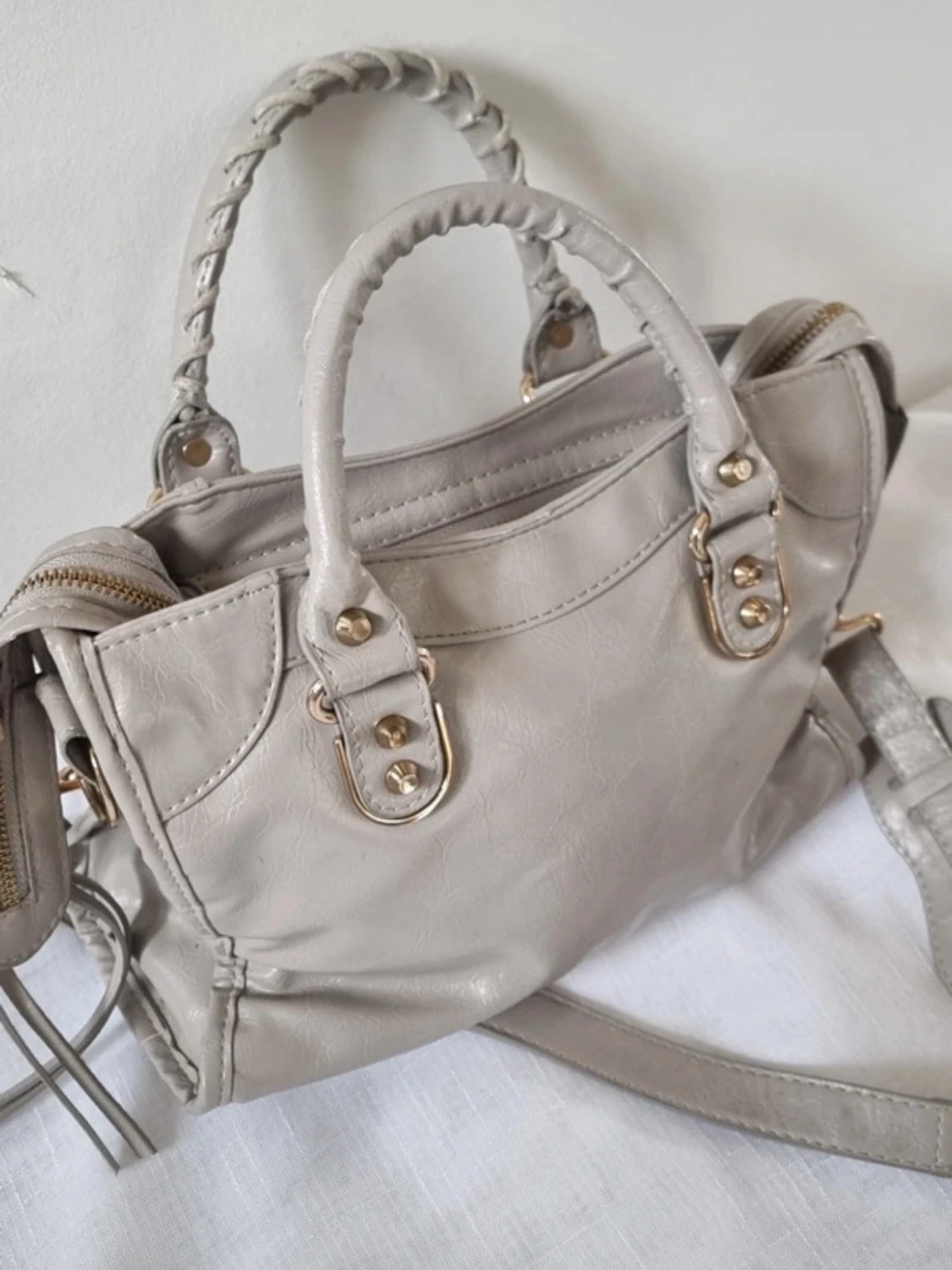 Grå beige axel/handväska med gulddetaljer - 2