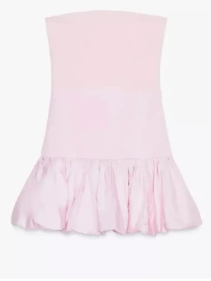 Ljusrosa axelbandslös volangklänning - Säljer en söt ljusrosa kort klänning med axelbandslös design och volang nedtill. Klänningen har en tight passform upptill och en fluffig kjol som ger en lekfull look. Perfekt för dig som gillar pastellfärger och vill sticka ut med en feminin stil.