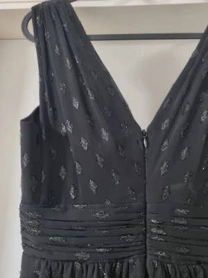 Klänning - Helt ny fest klänning med prislappen på. Köpte den från London då den kostade 1400 kr. Jag har aldrig haft på mig den. Den är I storlek 8 alltså S. Den är jätte fin och elegant. Pris går att diskuteras vid snabbaffär 