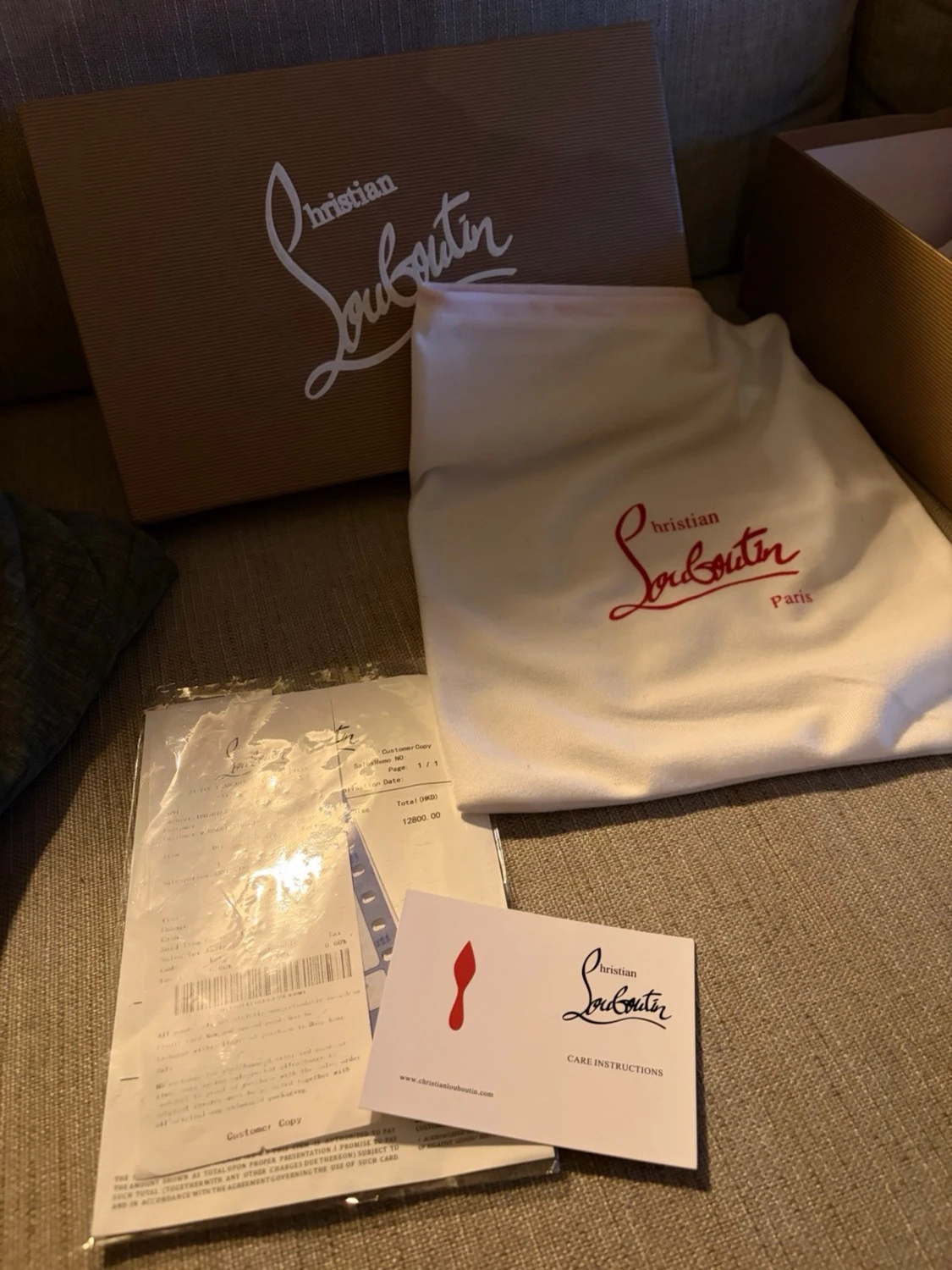 Vita sneakers med nitar från Louboutin - 2