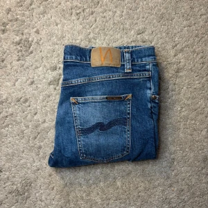 Nudie jeans  - Mörkblåa Nudie Jean storlek 32/34-pris: 449kr. Hör av er vid funderingar! Först till kvarn!