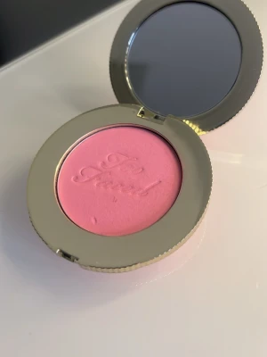 Too Faced Cloud Crush Rouge Candy Clouds - Använd ett par gånger säljer billigt då jag är i behov av pengarna