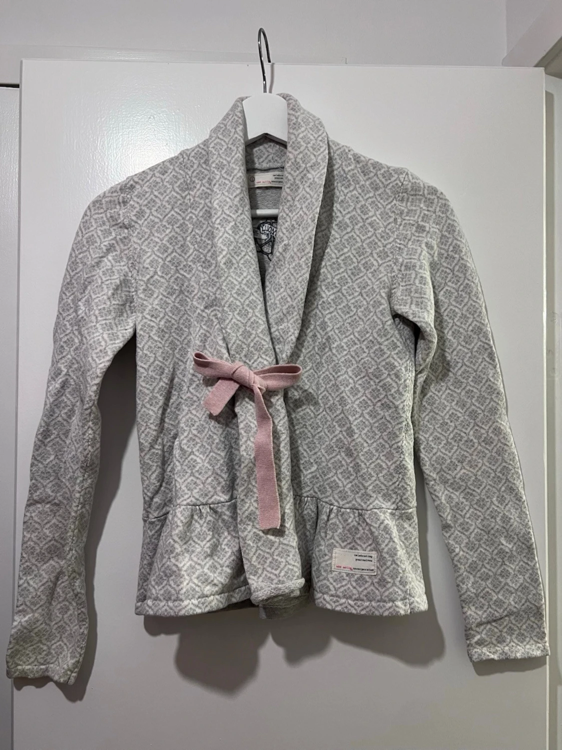 Grå mönstrad kofta med rosa rosett