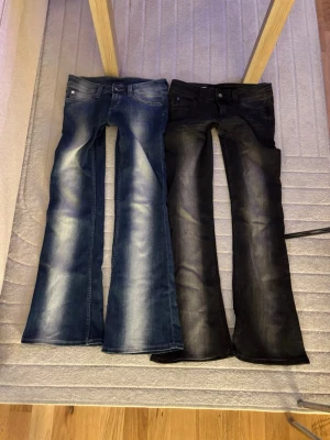 Låg-midjade Cheap Monday flared jeans - Säljer båda för 600. MEN 400kr styck! storlek 28/30 säljer då de är för stora! Endast testade