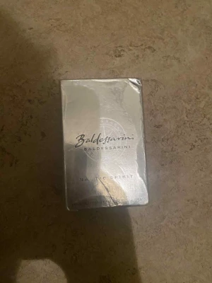 Baldessarini Nautic Spirit parfym - Snygg parfym från Baldessarini, Nautic Spirit. Kommer i en stilren förpackning som passar dig som vill ha något unikt. Perfekt för dig som gillar att sticka ut med din doft.