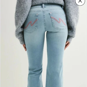 Ljusblå bootcut jeans från Nelly - Helt nya Nelly-byxor i storlek 34 – oanvända och med lapp kvar! Superfina och i perfekt skick 💕pris kan diskuteras.
