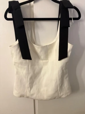 topp från Zara - Populär topp från Zara! Jätte söt med rosetter på axlarna ❣️