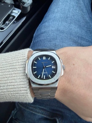 Seiko mod - Helt ny Seiko mod-klocka i rostfritt stål med automatiskt urverk och reptåligt safirglas. Stilren och exklusiv design som passar både vardag och fest.