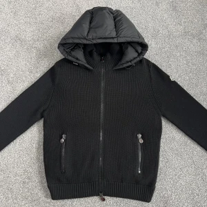 Moncler Cardigan - Moncler Cardigan svart Storlek S, väldigt fint skick! Har en liten defekt som är inprincip osynlig!!