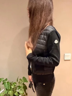  Moncler cardigan - Helt ny moncler cardigan i storlek M men passar mig som har s/xs❤️