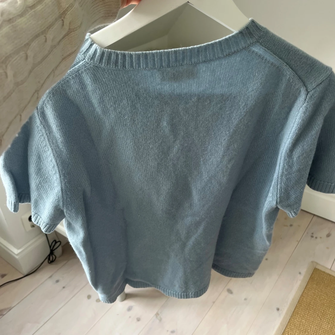 Ljusblå stickad t-shirt från Soft Goat - 1