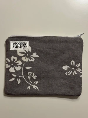 Handgjord necessär av second hand tyger - En handgjord necessär utav second hand tyger. Unik, hållbar och perfekt för att samla alla dina vardagsfavoriter i väskan. Fodrad och stängs med dragkedja. Endast ett unikt exemplar.                  Instagram: secondstitch.bymatilda 💕