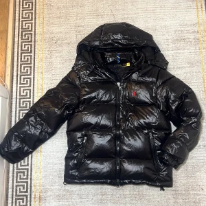 Polo ralph lauren jacka - Säljer en helt ny polo ralph lauren jacka i storlek S/P passar ungefär 170 den är svart och har inte defekter skriv vid frågor