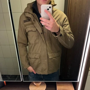 Beige parkajacka från Cedarwood State - Parkajacka i beige från Cedarwood State, storlek medium. Jag är 187cm och 75kg.