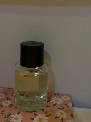 Aurora Vanille Eau de Parfum - Hej på er tjejer och killar det här är Aurora Vanille parfymen från Essnce Margareta Grääs. Det är en parfym för dig som klarar av havsnoter tillsammans med vanilj. Jag säljer vidare den här parfymen eftersom jag klarade tyvärr inte av havsnoten. Kvittot finns och även förpackningen för den som är intresserad, bilden visar hur mycket jag har använt av parfymen har det bra gänget!