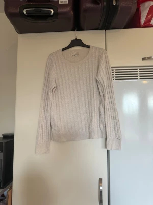 Ljusbeige stickad tröja Odd Molly - Säljer en vit/ cremevit stickad tröja från Odd Molly med klassiskt flätmönster. Tröjan har rund halsringning, ribbade muddar och lång ärm. Perfekt för dig som gillar en enkel men snygg look och vill ha något mjukt och skönt. Storlek 1 som enligt deras storleksguide motsvarar en storlek S. Den är ju otroligt fint skick men den är mer amen. Kan den små tecken på användning.