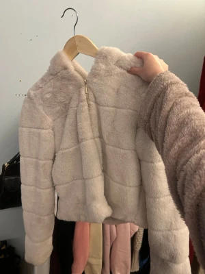 jacka - gosig jacka ifrån only i storlek xxs! knappt använd 