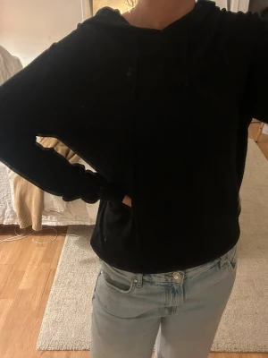 Stickad hoodie  - Finstickad hoodie frän rosemude. ❤️🤍Bra skick! 