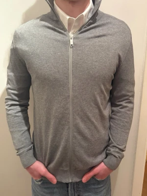 Grå Full zip från selected homme - Schysst full zip i färgen grå från selected homme. Nypris 729