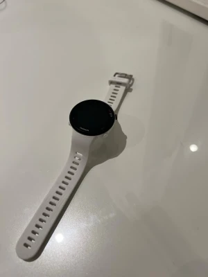 Garmin Forerunner 45 - Garmin Forerunner 45 i vitt, komplett med original laddkabel och manualer. Klockan har rund display och sportigt armband, perfekt för löpning och träning. Skicket ser mycket bra ut utan synligt slitage eller defekter. En pålitlig smartklocka för aktiva användare. Pris går att diskuteras!!