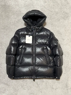 Moncler ecrins  - Moncler ecrins, storlek 1/s, skick 9/10, dustbag samt tags medföljer vid köp, slutsåld modell går ej att få tag på längre, vid funderingar hör av er.