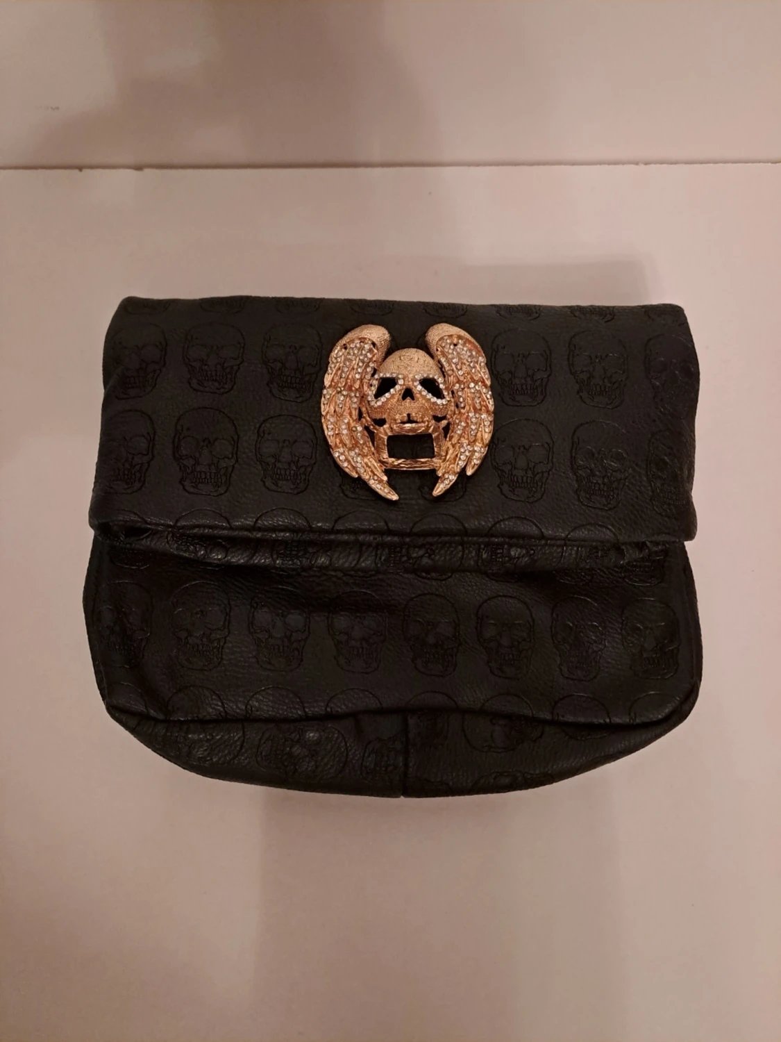 Svart axelväska med döskallemönster