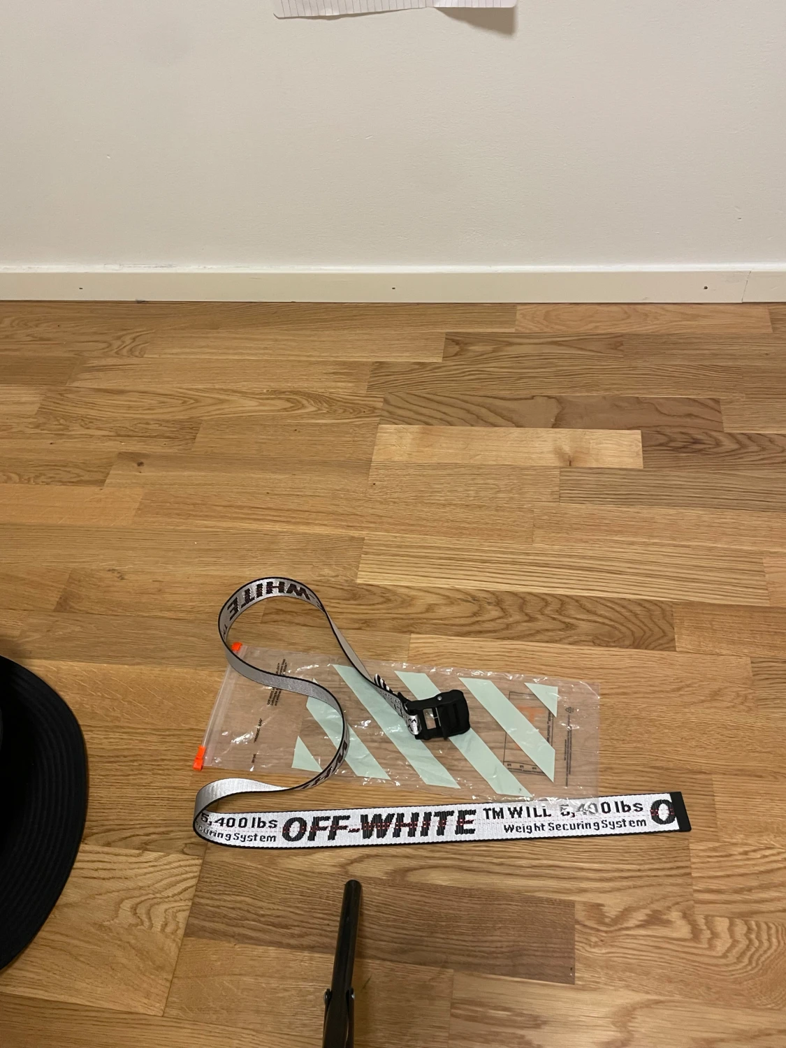 Off-White  i vitt väkte - 1