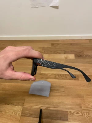 Svart solglasögon - Säljer ett par svarta solglasögon 