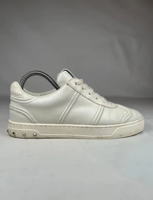 Valentino Flycrews - Säljer ett par Vita Valentino Flycrews is storlek 39 men passar även 40 bra. Dem är i toppen skick och har används ömtåligt. Skriv ifall du har funderingar. Priset är inte satt i sten. 