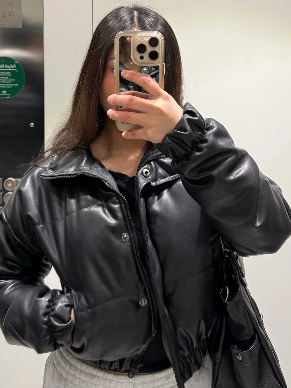 Svart pufferjacka i skinnimitation - 1