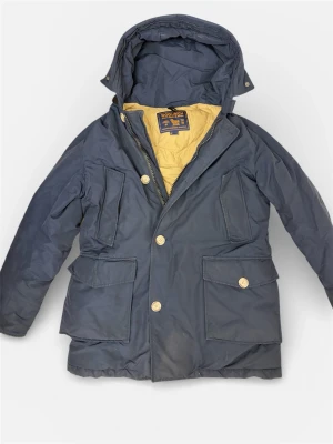  Woolrich Parka - Woolrich parka vinterjacka som säljs i mycket bra skick, päls inkluderat såklart passar M/L. Säljer så billigt för att jackan inte passar mig. Pris kan diskuteras i DM för snabb affär! Kan släppa billigare om ni vill köpa snabbt!