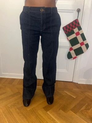 Mörkblå raka byxor från Zara - Säljer ett par mörkblå byxor från Zara med raka ben och kontrastsömmar. Klassisk femficksmodell med knapp och dragkedja framtill.. Perfekt för dig som gillar stilrena och tidlösa byxor.