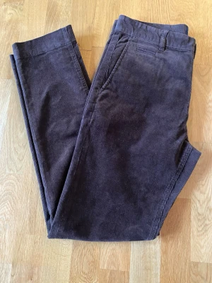  Bondelid manchesterbyxor  - Snygga bruna Bondelid manchesterbyxor med raka ben och klassisk midja. Byxorna har sidfickor fram och två bakfickor med knapp. Materialet är mjukt och ger en cool vintagekänsla. Innerbenslängd är 78 Ytterbenslängd är 105