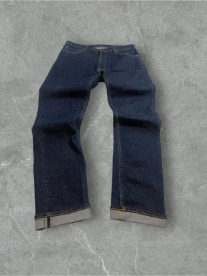 Mörkblå jeans med breda ben| W32 L32-33  - Kika gärna på mått för att få rätt storlek. Stilrena taktil jeans i mörk denim med raka ben och tydliga bakfickor. Bekväma, minimalistiska och i mycket fint skick.