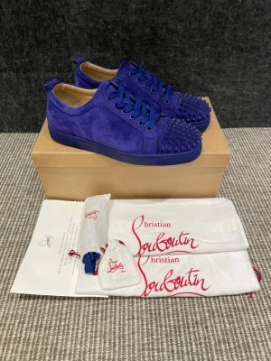 Christian Louboutin skor  - Hej! Säljer nu dessa nästan nya Louboutin skor. Skorna är super fint skick! Nypris 8500kr! Hör av dig vid frågor 