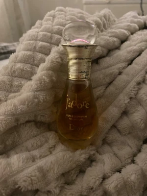 J'adore Perle de Parfum Dior - Lyxig parfym från Dior med roller pearl-applikator. Perfekt för dig som vill ha en elegant touch i vardagen. Flaskans design är ikonisk och lätt att ta med sig. Volym: 20ml. Använd 1 gång. Pris går alltid att diskutera 💕