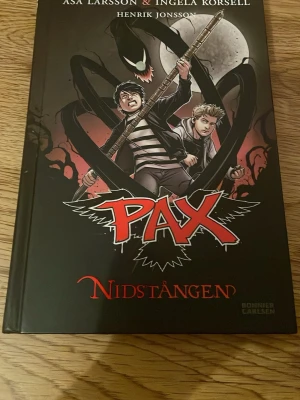 PAX: Nidstången - Mystiska saker händer i Mariefred och bröderna Viggo och Alrik måste skydda ett hemligt bibliotek från övernaturliga väsen. Spännande, mörk och actionfylld bok med coola illustrationer – perfekt för dig som gillar äventyr och fantasy!