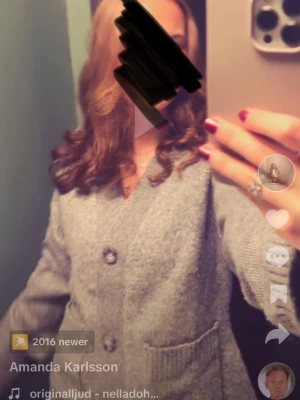 Grå stickad cardigan  - Mysig grå stickad cardigan jacka med stora knappar framtill och två fickor. Jackan har en avslappnad passform och är perfekt för lager-på-lager-stil. Enkel och stilren design som funkar till många outfits. Använd två gånger 