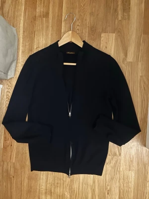 Mörkblå helzip tröja från Stenströms - Snygg mörkblå helzip tröja från Stenströms. Tröjan är i storlek S och sitter som den ska. Perfekt till festligare tillfällen men passar även en vanlig vardag till skolan/jobbet. Hör av er vid frågor eller funderingar!!