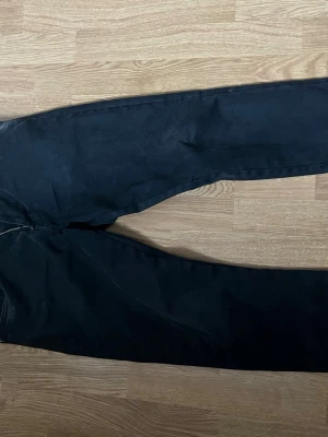 Svarta Replay MICKYM jeans slim fit - Svarta jeans från Replay, modell MICKYM med slim fit. Klassisk femficksdesign, svarta sömmar och Replay-logga på bakfickan och midjebandet. Jeansen har dragkedja och är tillverkade i mjukt jeansmaterial med lite stretch för extra komfort.