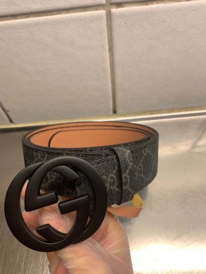 GG bälte - Perfekta bältet för just dig, denna bältet är väldigt populär pågrund av dens vackra marieral och hur den passar med alla dina outfits och gör dom complete