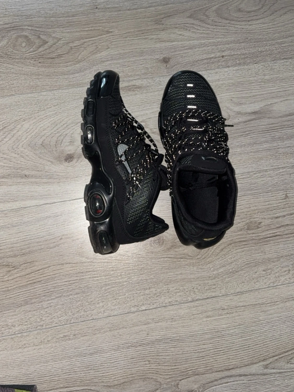 Svarta Nike sneakers med snörning - 1