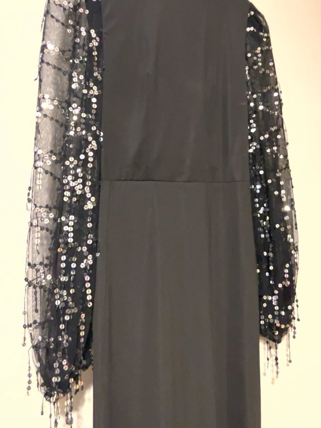 Svart långklänning med paljettärmar