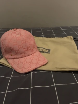 GG- dubaikeps - Säljer en GG dubaikeps som är rosa och är i perfekt skick, den är i storlek M/ 57cm (man får inte med påsen i första bilden)