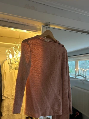 Rosa stickad tröja med knappar - Mysig rosa stickad tröja! 