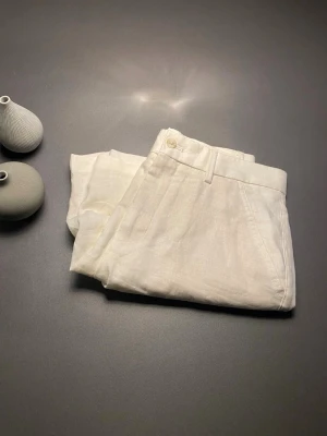 Linne shorts  - Säljer nu dessa helt nya linne shortsen från Zara i st S bara höra av dig vid frågor eller fundering, pris kan absolut diskuteras.