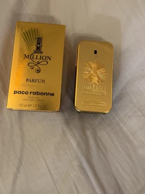 1 Million Parfum 50ml - 1 Million Parfum från Paco Rabanne, 50 ml. Tillverkad i Frankrike med vegansk formula och långvarig effekt. Perfekt för dig som vill sticka ut med en ikonisk och lyxig parfym. Det är ungefär 35-40 ml skulle jag tro